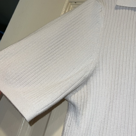 White Cropped V-Neck Feminine Collared Top - Picture 5 of 6